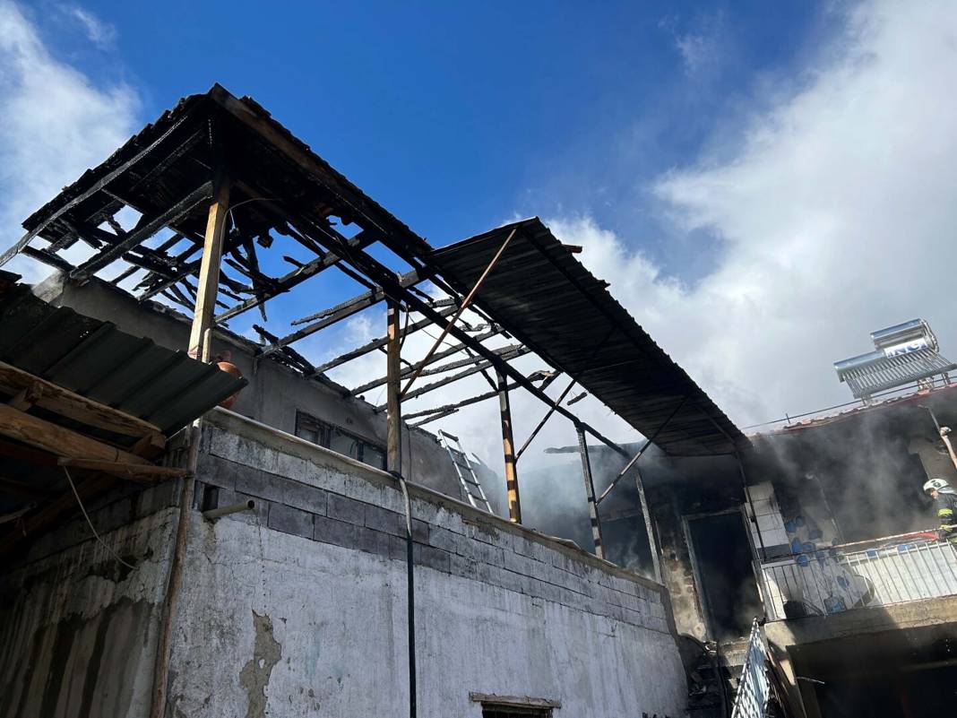 Evde yangın çıktı, içeri giren ekipler yaşlı kadını ölü buldu 6